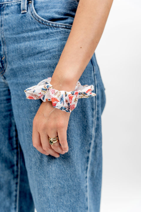 SCRUNCHIE - RED FLORAL