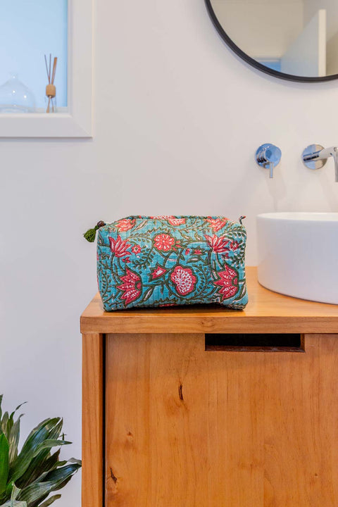 WASH BAG - GREEN AND RED