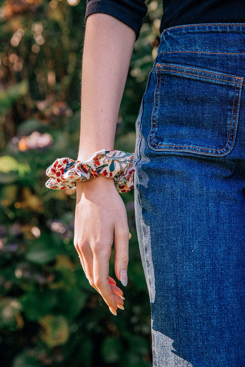 SCRUNCHIE - WHITE FLORAL